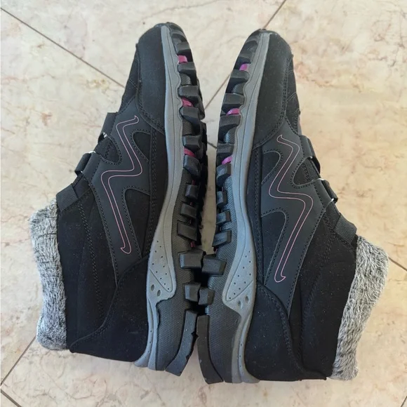 Black and Pink Winter Shoes with Fur Lining - Picture 3 of 4